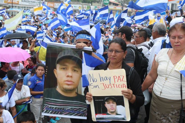Policía de Nicaragua desaloja a madres que preguntan por sus hijos