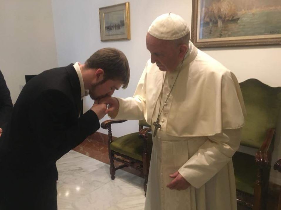 Padre del niño británico con enfermedad terminal pide ayuda al papa Francisco