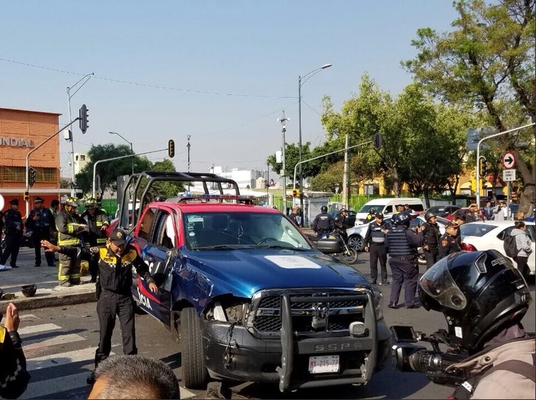 Volcadura de patrulla deja cuatro lesionados en avenida Fray Servando