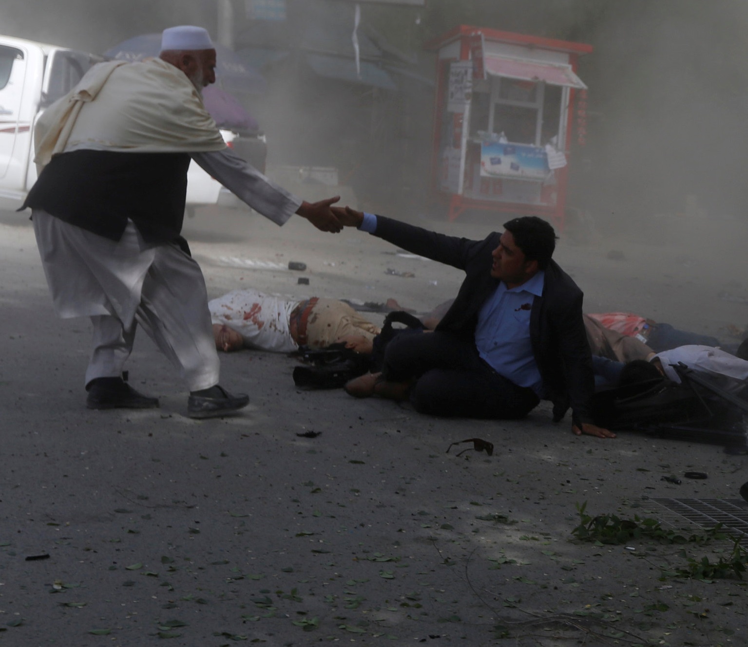 Suman nueve periodistas muertos tras atentado doble en Afganistán
