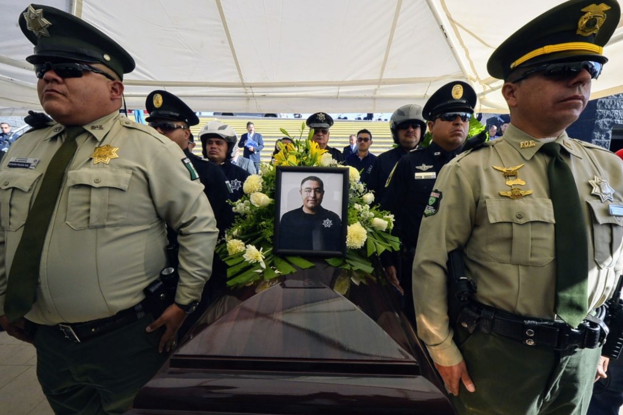 Con honores, despiden a policía asesinado en Chihuahua