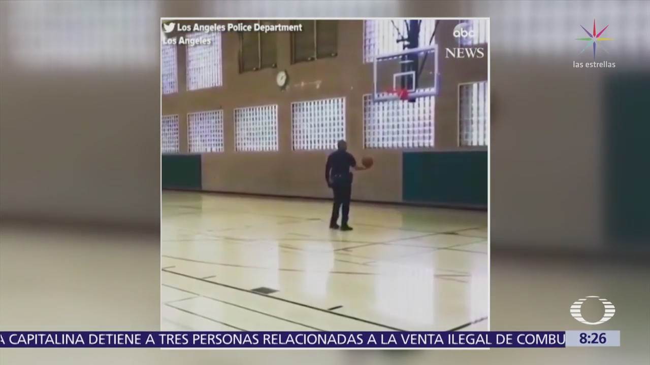 Policía mete impresionante tiro a canasta de basquetbol