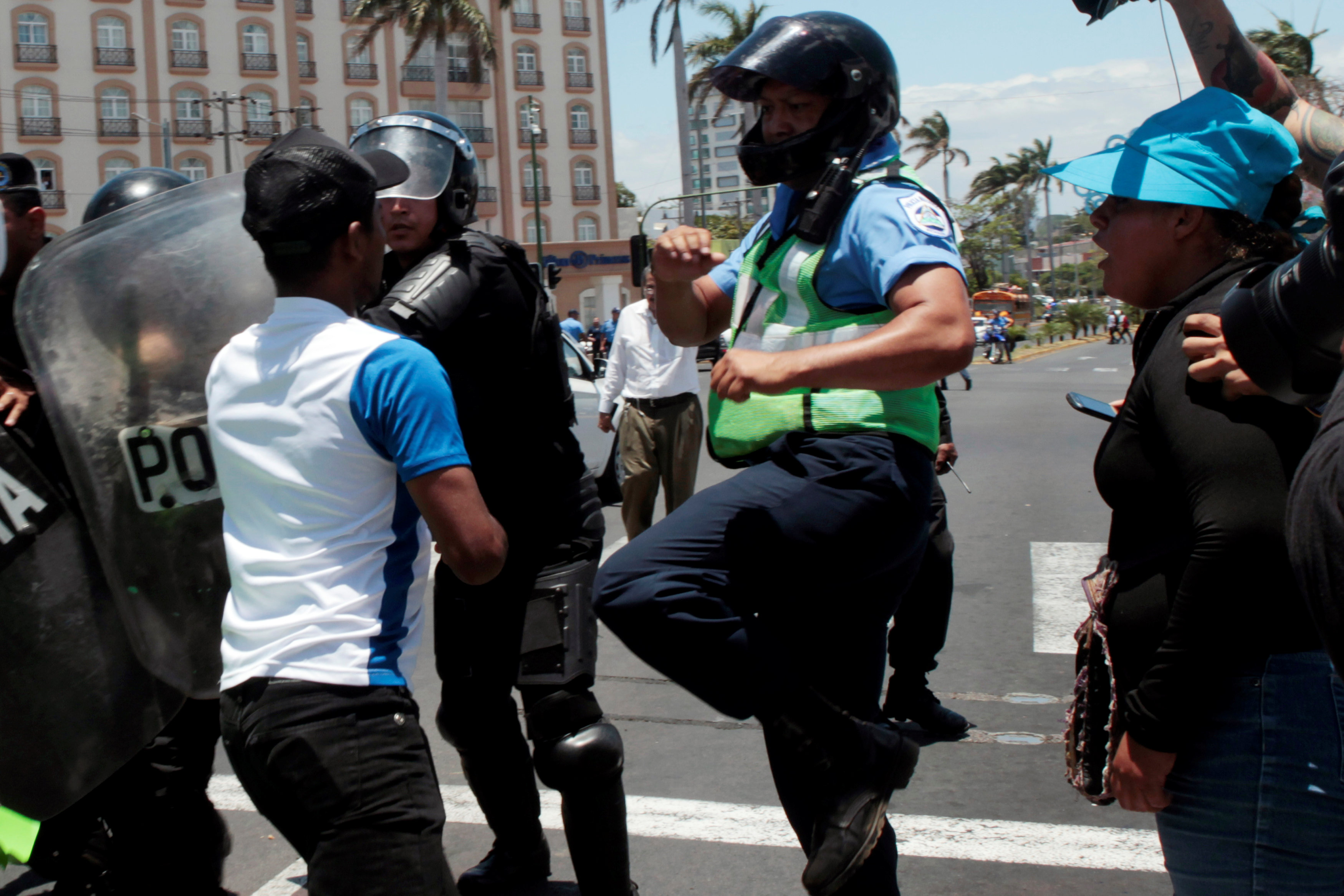 Nicaragua reporta dos policías muertos y 121 heridos protestas