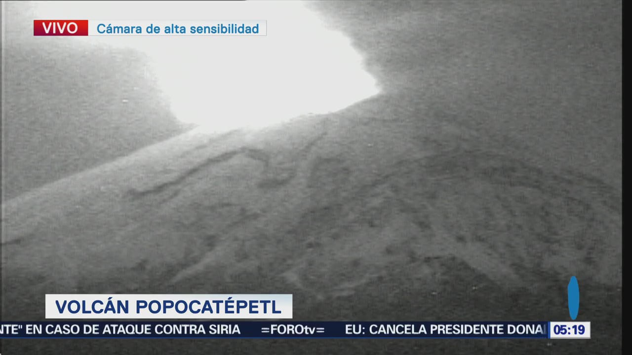 Popocatépetl amanece con incandescencia en el cráter