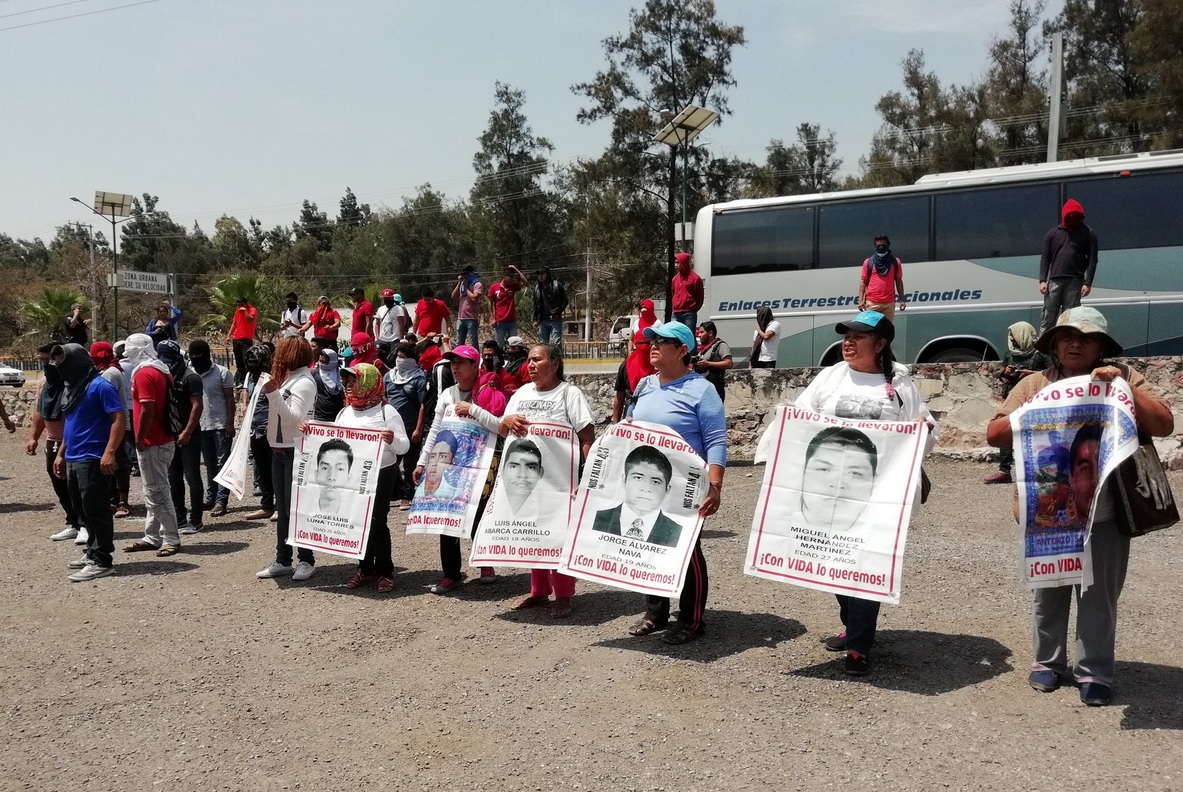 Normalistas realizan pintas en cuartel militar en Chilpancingo, Guerrero