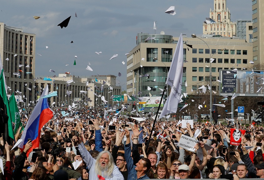 Miles de personas salen a calles de Moscú contra bloqueo de internet