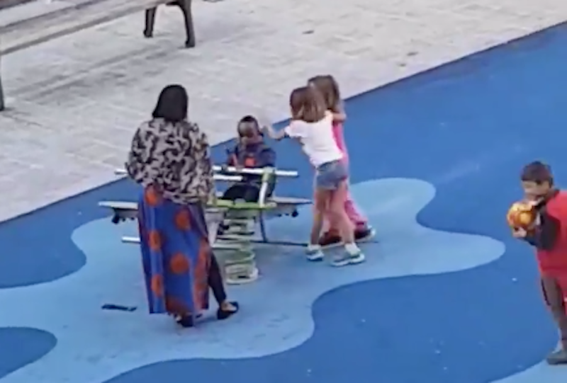 Niños racistas agreden a menor de raza negra en parque infantil