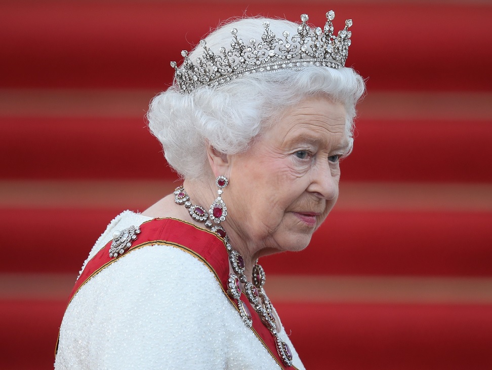 Reina Isabel II celebra 92 años con concierto plagado de estrellas