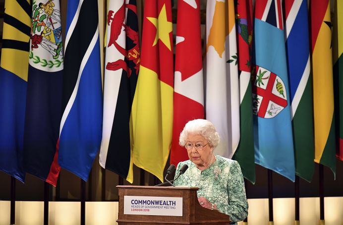 Isabel II pide a la Commonwealth elegir al príncipe Carlos como sucesor