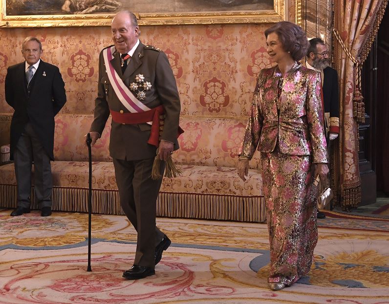 Rey Juan Carlos de España es operado con éxito de una rodilla