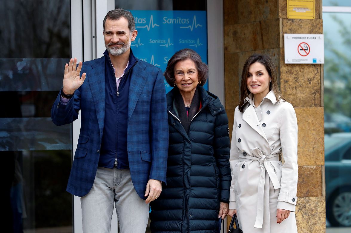 Reyes y doña Sofía visitan juntos a don Juan Carlos en hospital