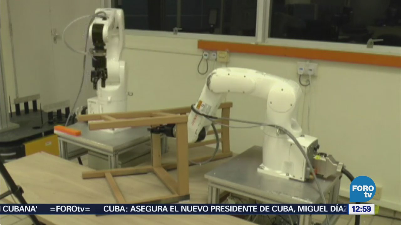 Robot arma silla de madera en ocho minutos en Singapur