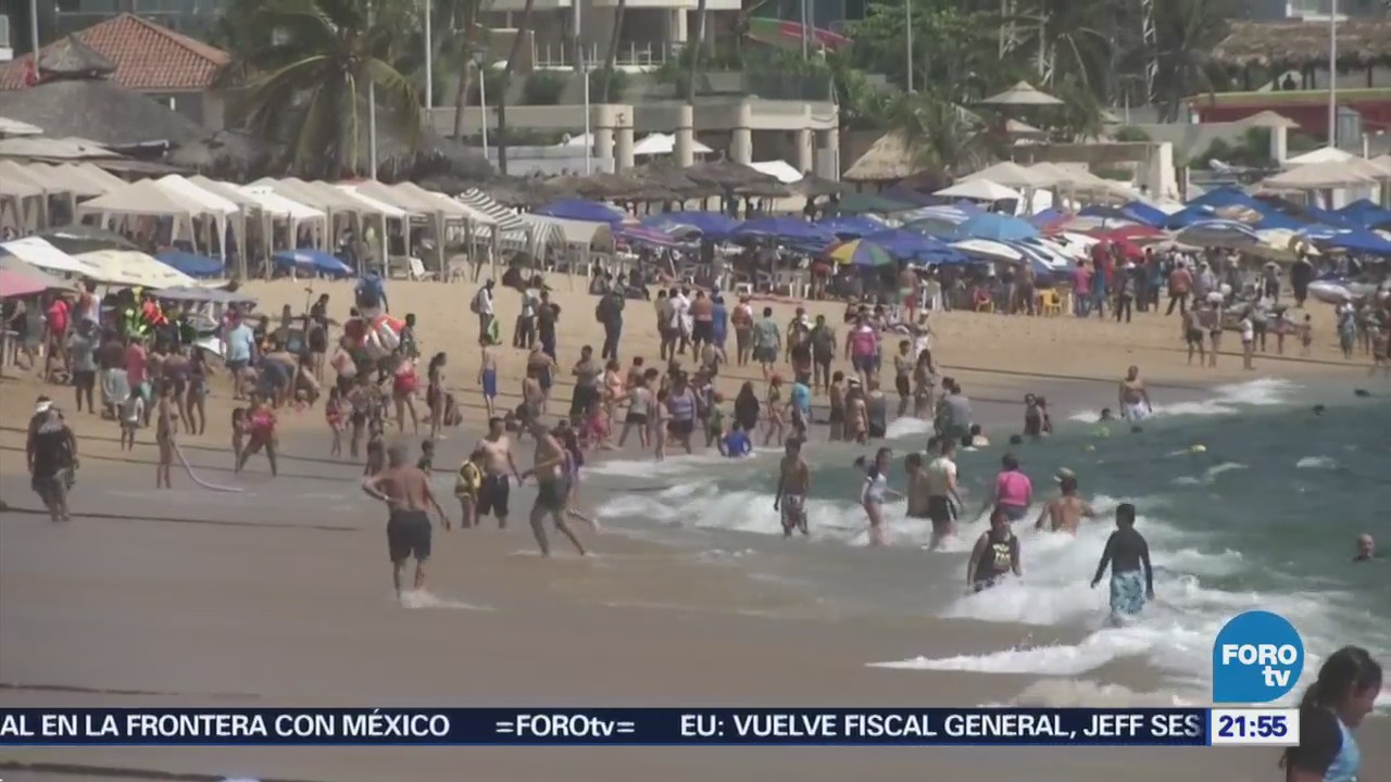 Turistas disfrutan en playas de Acapulco
