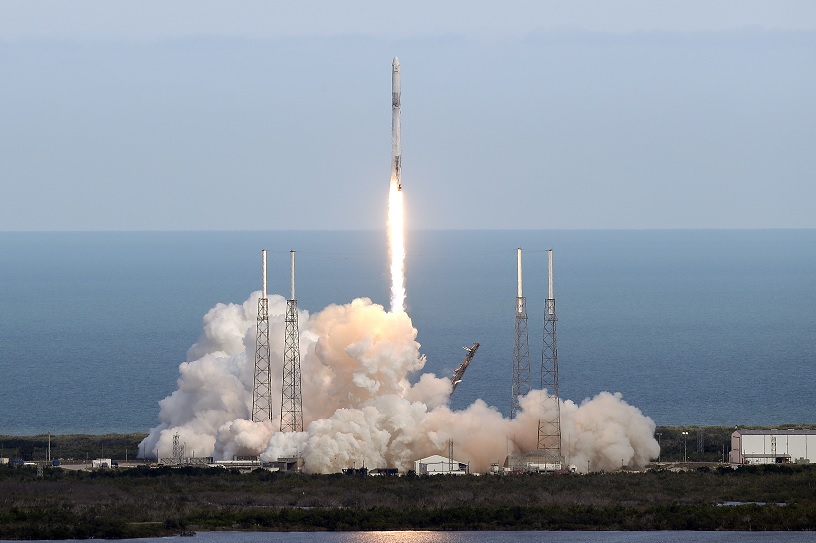 SpaceX envía suministros EEI cohete nave reutilizados