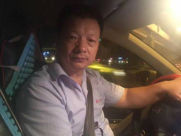 Se hace taxista para encontrar a su hija y la halla 24 años después