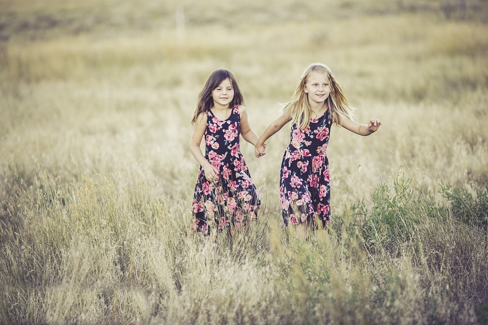 Tener una hermana mayor te hace más feliz, según la ciencia