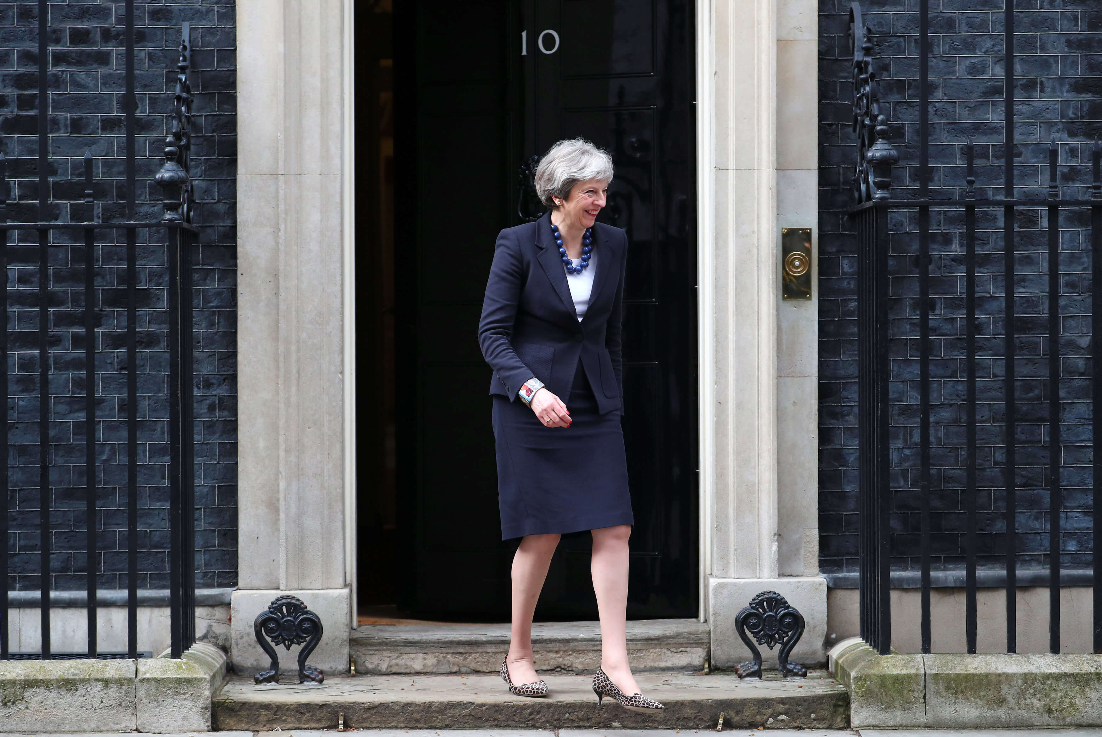 Theresa May discute reacción Reino Unido ataque químico Siria