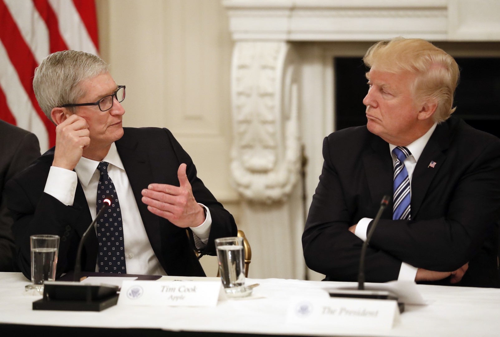 Trump se reúne con jefe de Apple en medio de tensiones comerciales con China