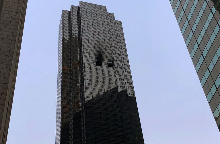 Un muerto y cuatro heridos por incendio en la Torre Trump