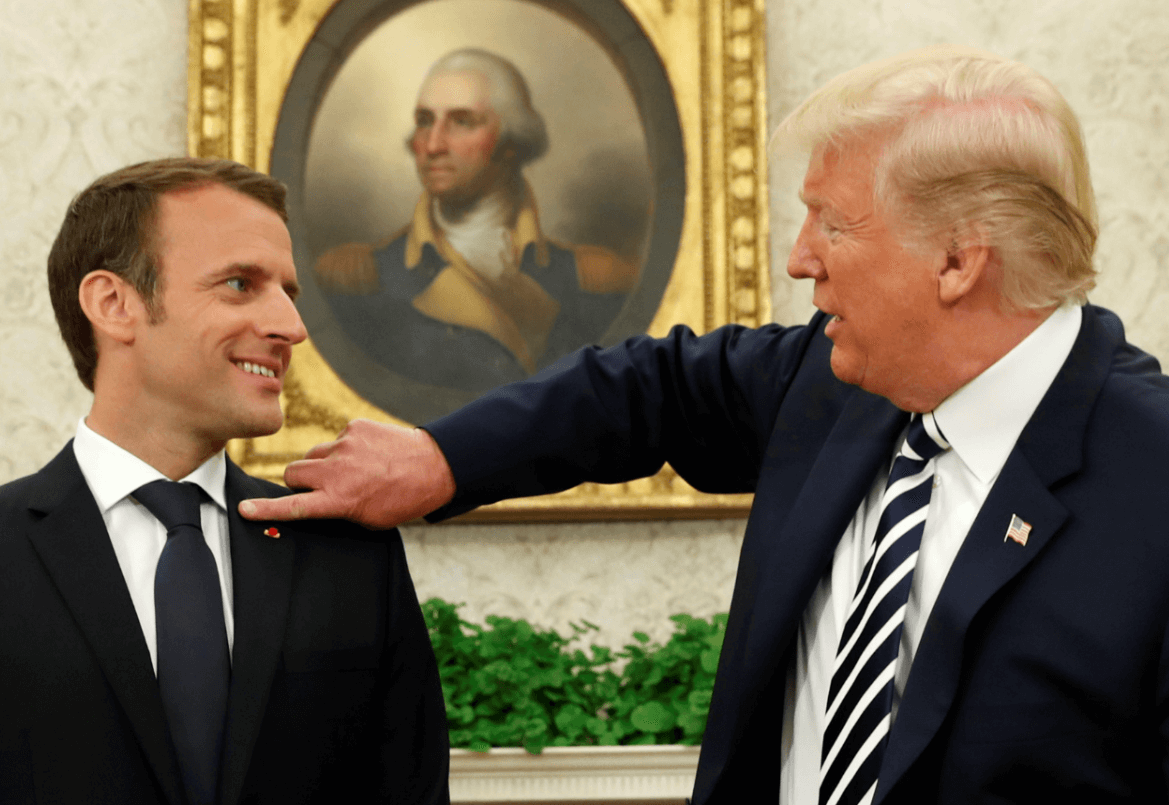 Trump le quita la caspa del hombro a Macron