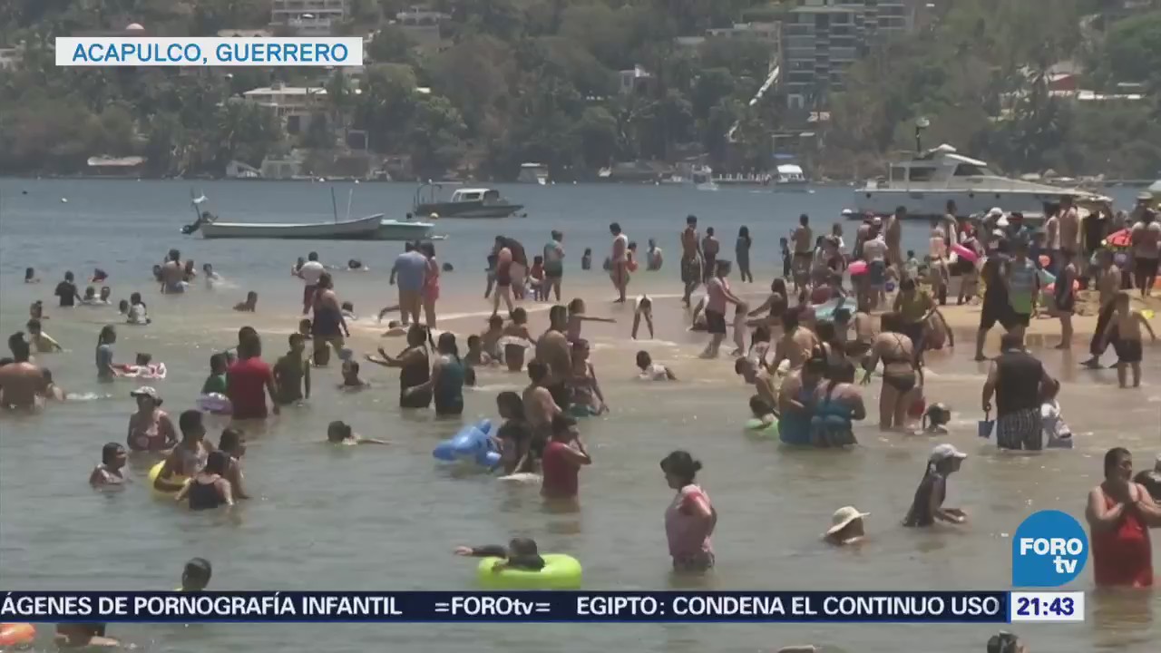 Turistas disfrutan de las playas y las altas temperaturas en Acapulco