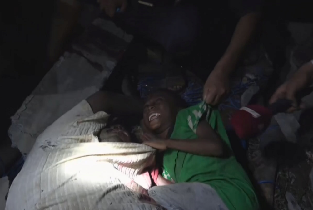 Nino se aferra a cuerpo de su padre en Yemen