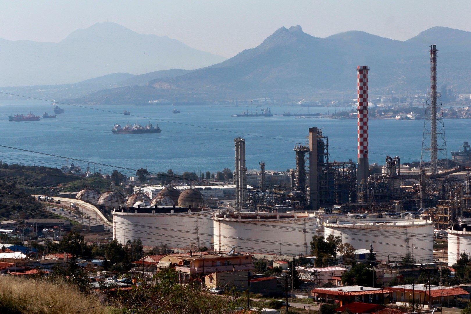 Refinerías de petróleo helénico en la ciudad de Aspropyrgos