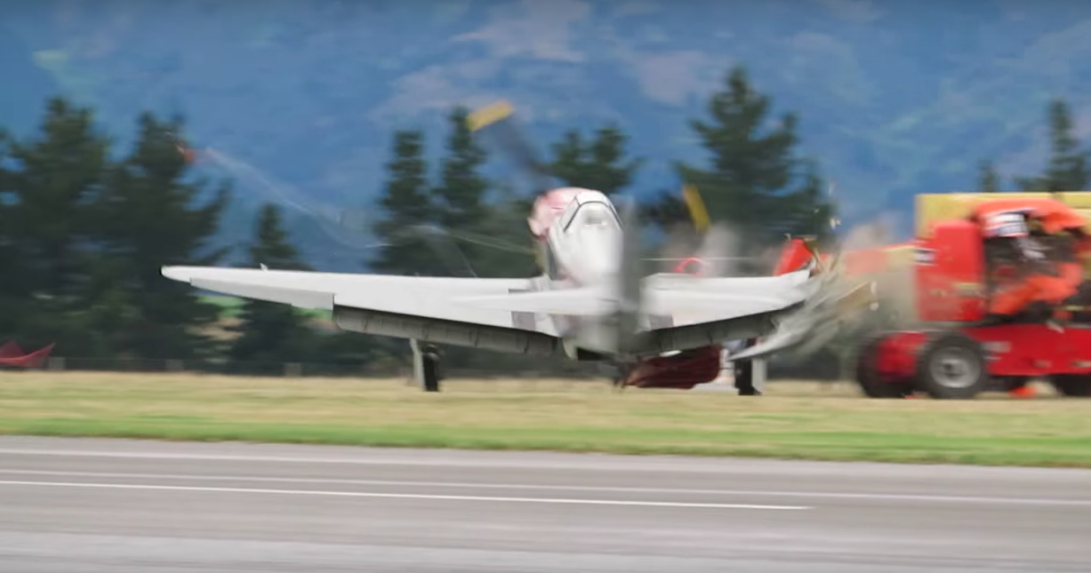 VIDEO: Avión deshace su ala al estrellarse contra vehículo durante aterrizaje