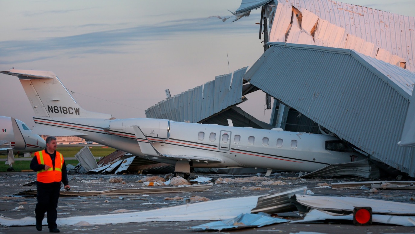Colapsa hangar en aeropuerto de Houston por fuertes vientos