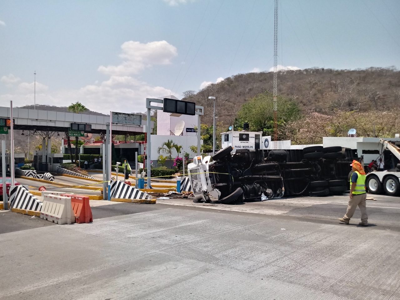 Volcadura de tráiler deja dos muertos en Guerrero