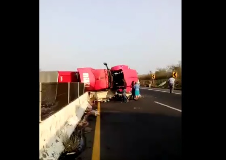 Volcadura de tráiler deja dos lesionados en carretera Xalapa-Veracruz