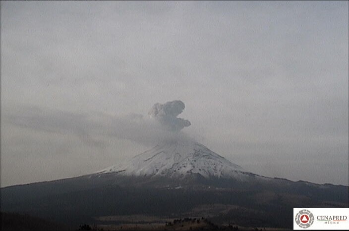 El volcán Popocatépetl amanece cubierto de nieve