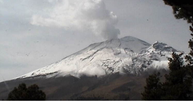 El volcán Popocatépetl amanece cubierto de nieve debido al frente frío