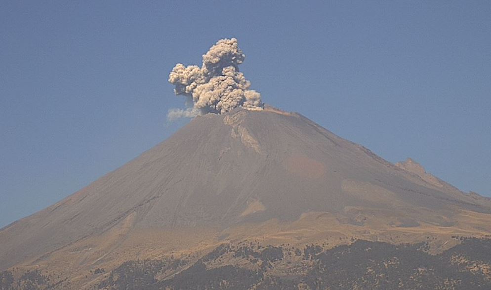 Volcán Popocatépetl emite explosión con emisión de ceniza