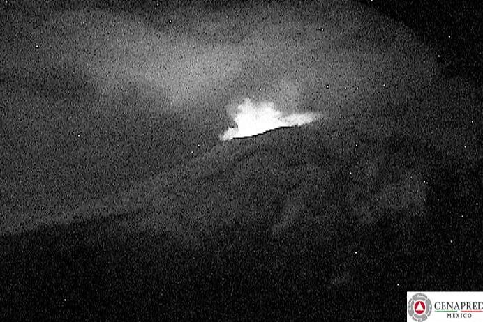 Volcán Popocatépetl amanece con incandescencia