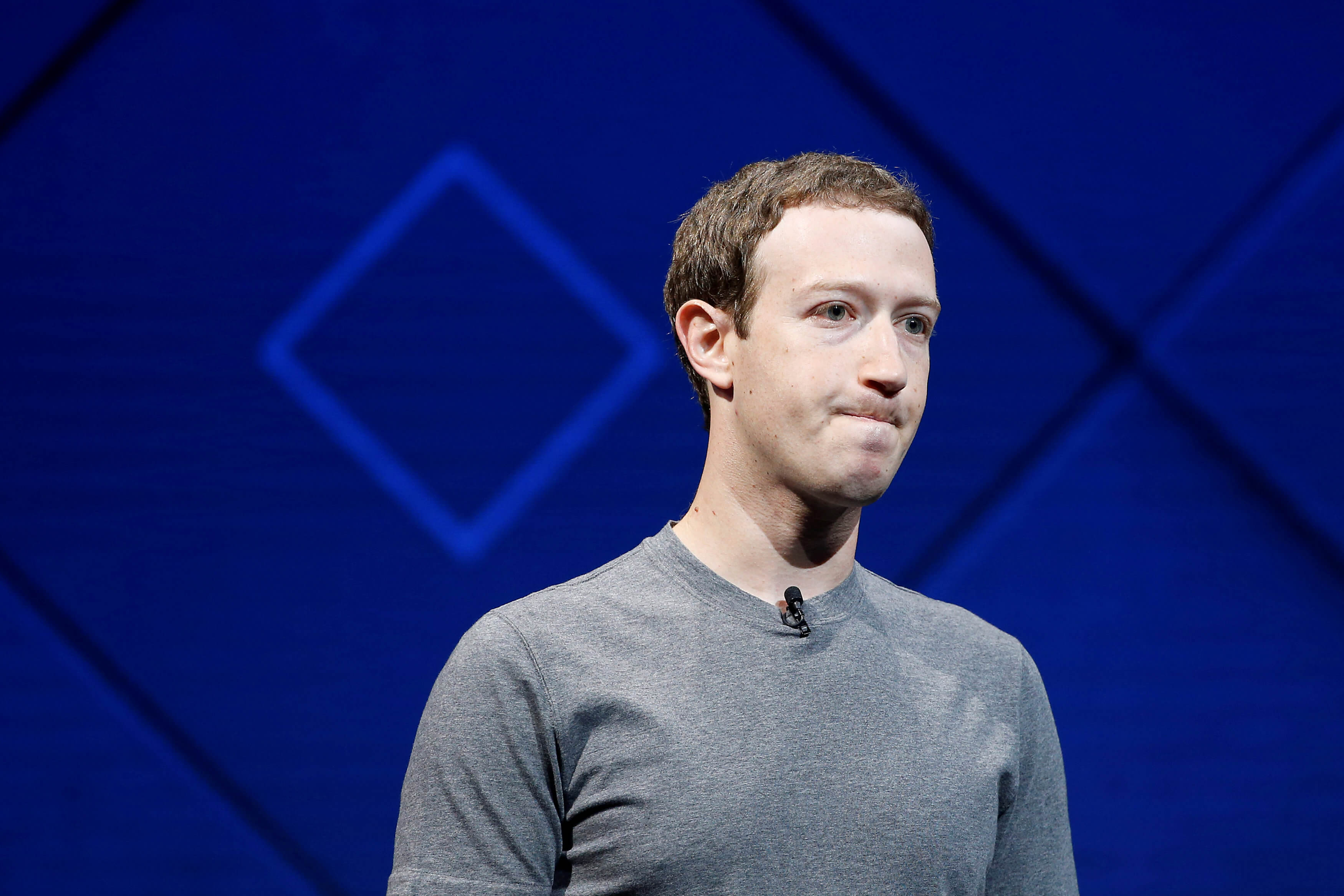 Zuckerberg asegura que aún es persona adecuada dirigir Facebook