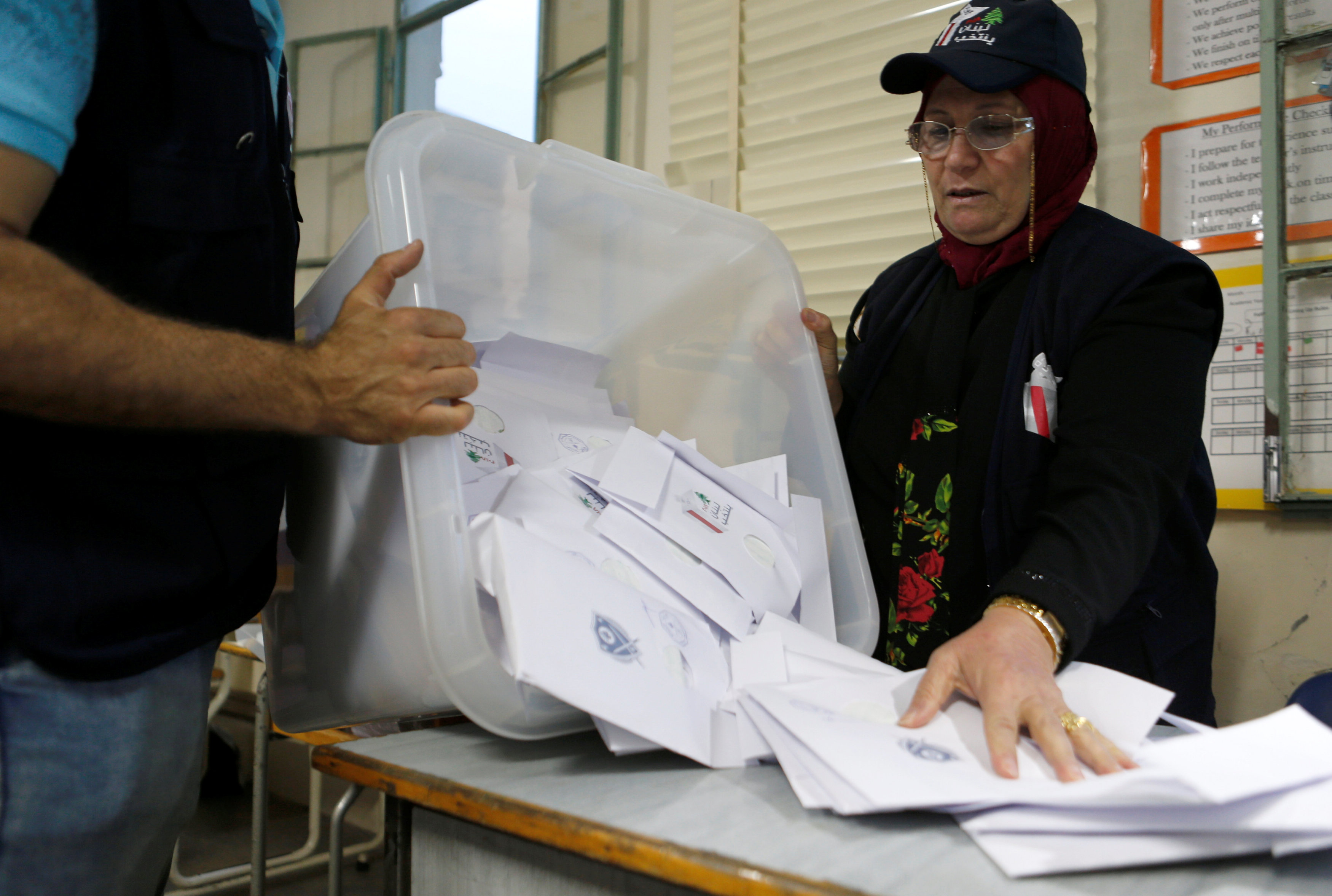 Líbano cierra sus colegios electorales para elegir diputados