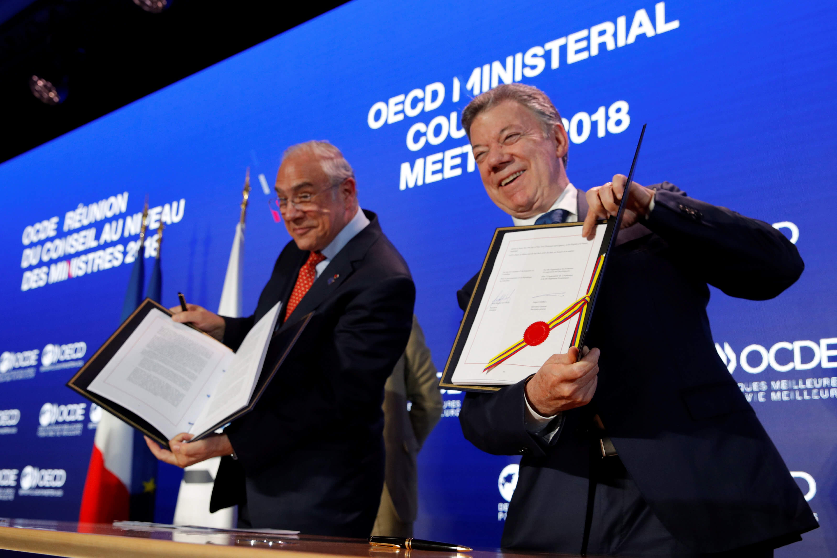Santos y Gurría formalizan adhesión de Colombia a la OCDE