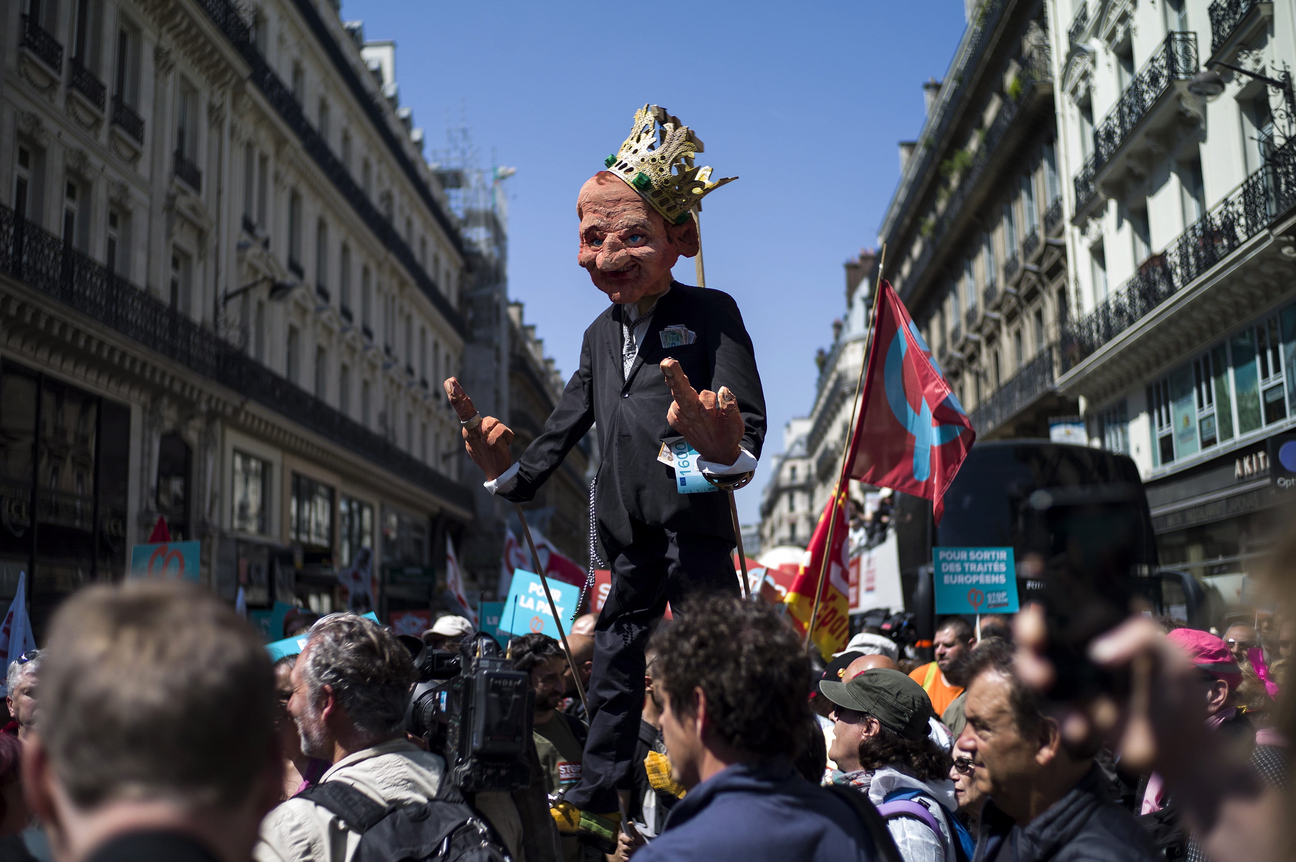 Miles de personas marchan en París contra el presidente Macron