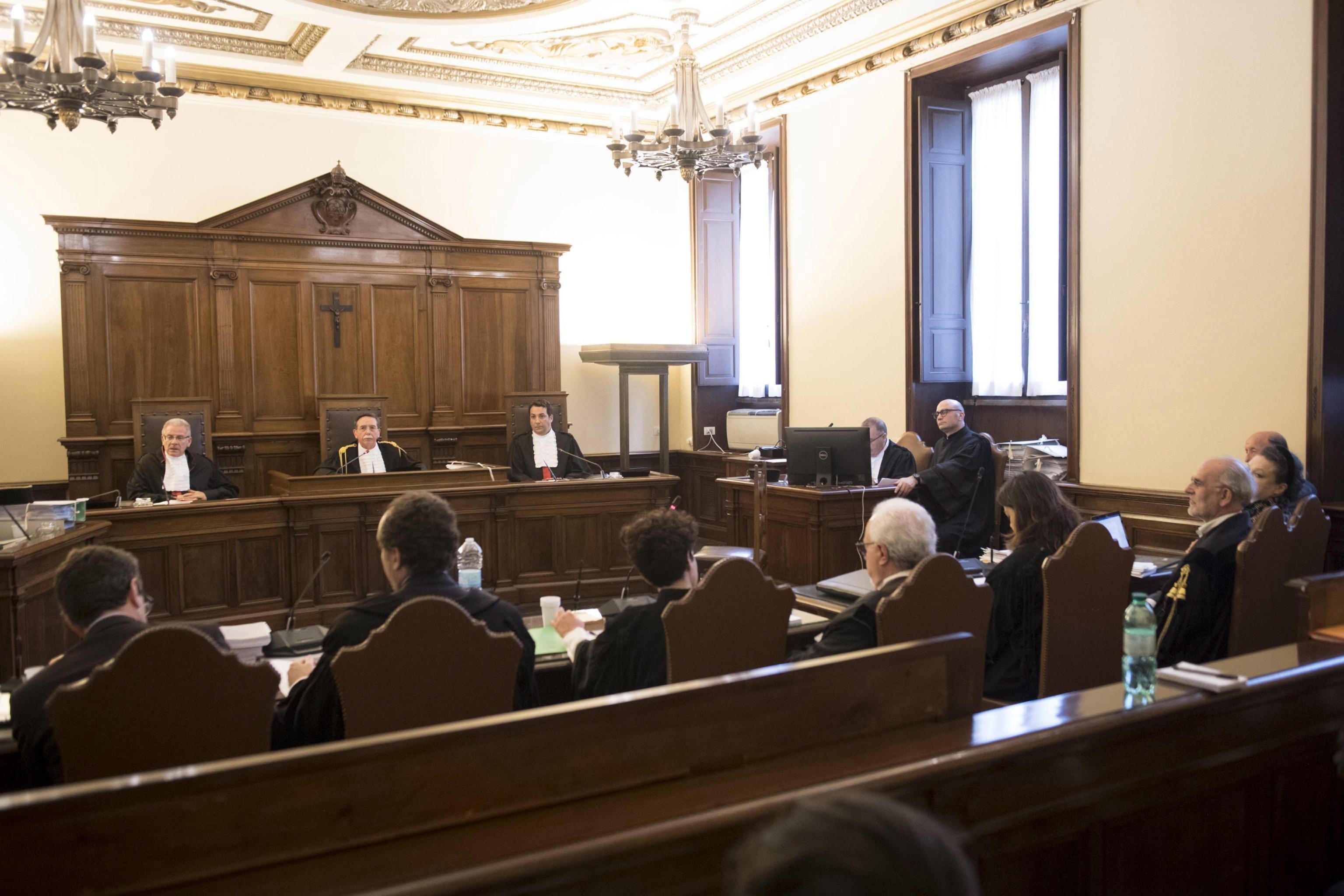 Inicia juicio contra el expresidente del banco vaticano por malversación