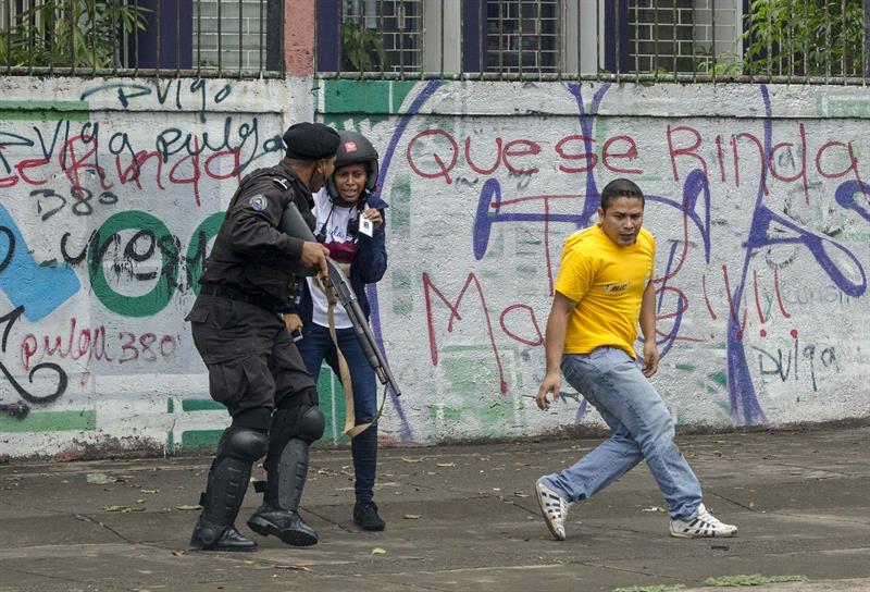Enfrentamiento entre policías y estudiantes deja un muerto
