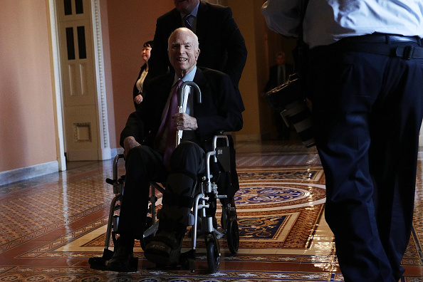 McCain, con cáncer cerebral, pide que Trump no acuda a su funeral