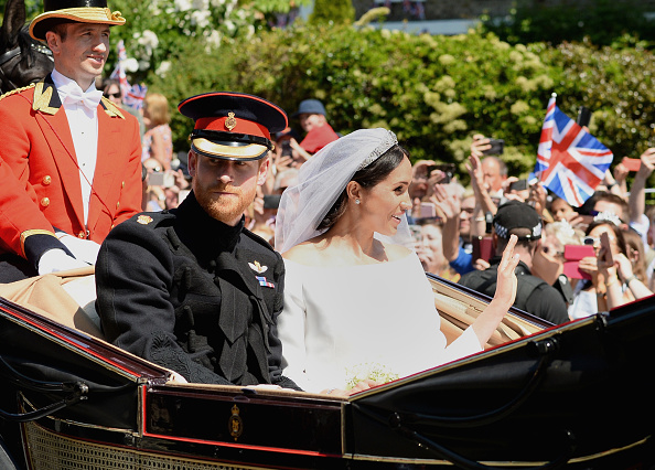 Príncipe Enrique y Meghan Markle salen de la iglesia como duques Sussex