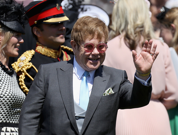 Elton John canta en la recepción de la boda real