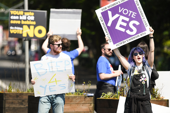 Irlandeses votan referéndum sobre legalización del aborto