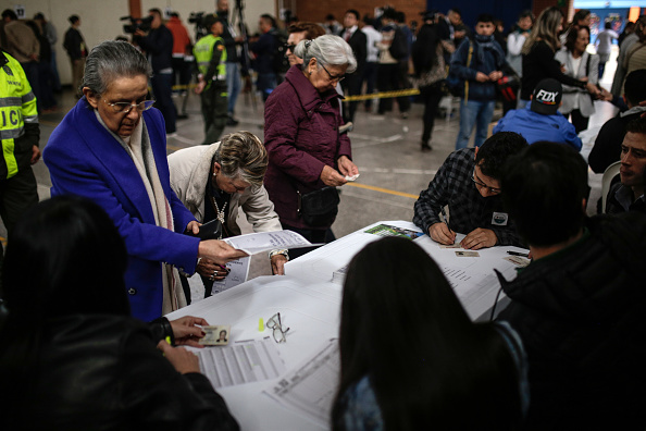 Elecciones en Colombia avanzan con afluencia masiva
