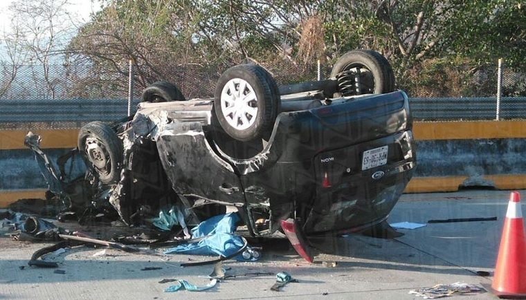 Volcadura en Autopista del Sol deja una mujer muerta y tres lesionados