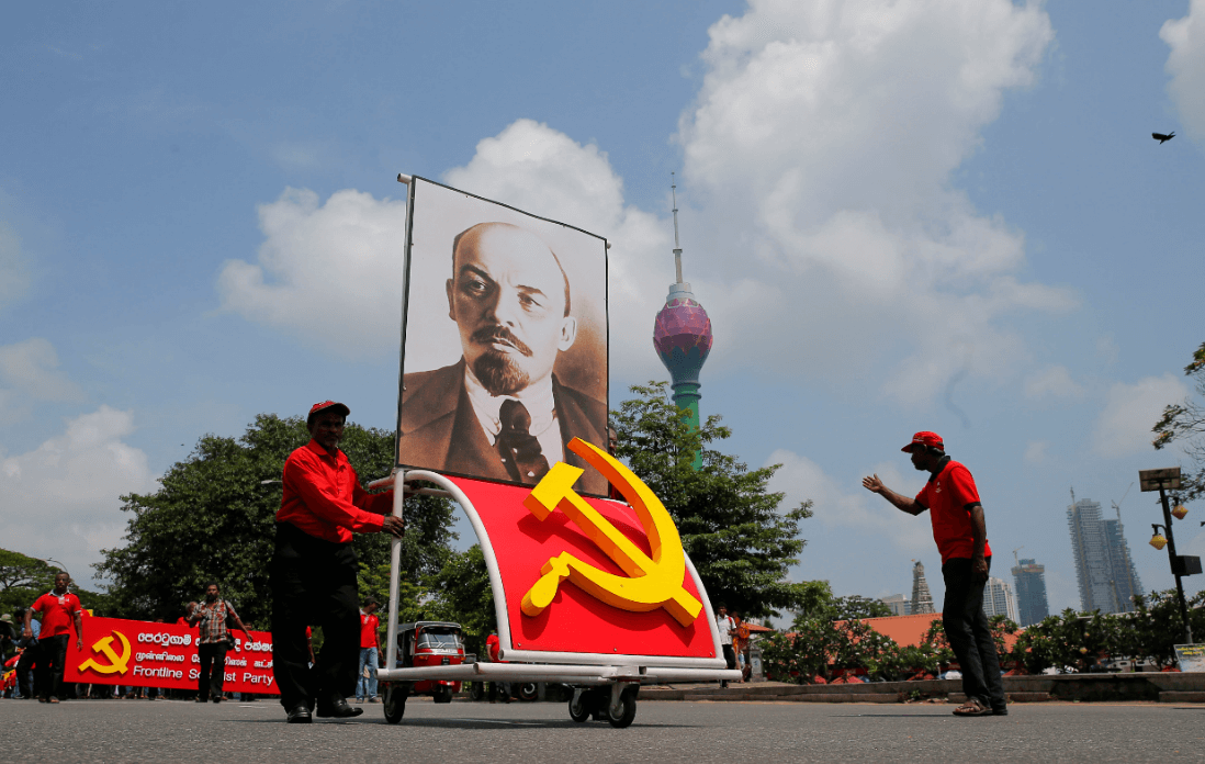 Activistas en Sri Lanka trasportan una imagen de Vladimir Lenin. (AP) 