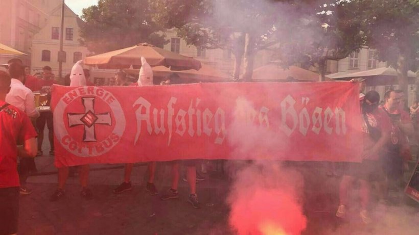 Investigan aficionados alemanes celebrar capuchas Ku Klux Klan