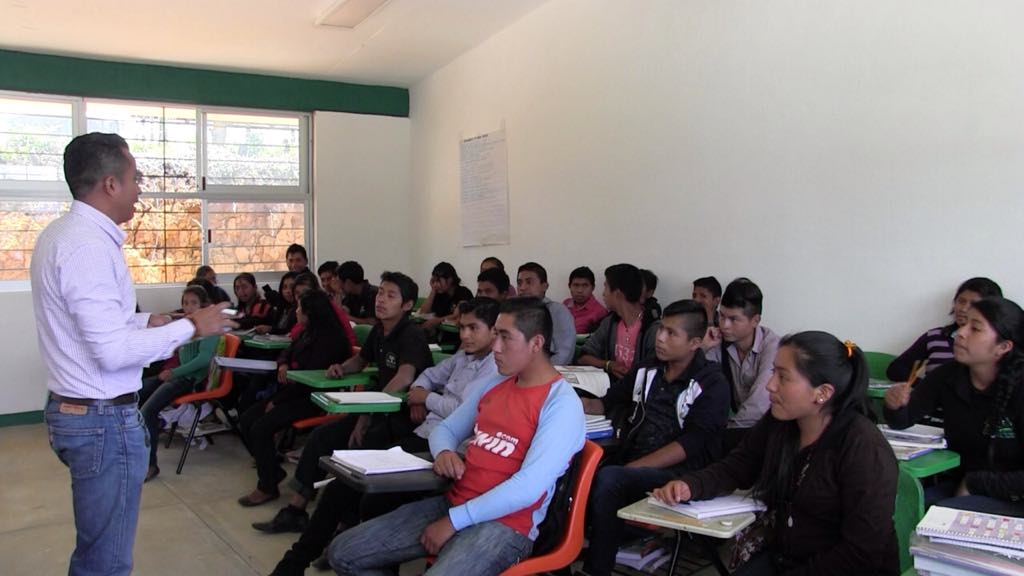 Estudiantes indígenas mejoran su entorno social en Oxchuc Chiapas